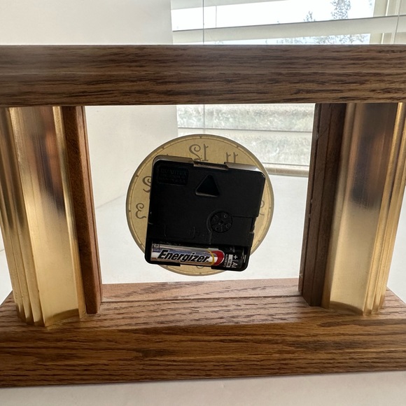 Batter operated mantle clock wood brass look - Picture 4 of 4